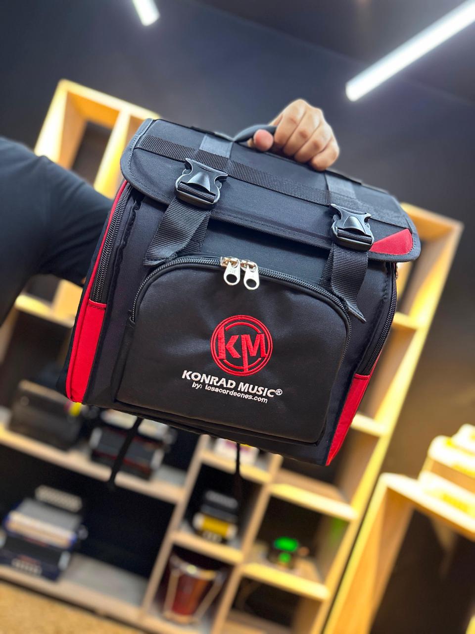 ESTUCHE KONRAD  SEMI DURO ACORDEON  NEGRO ROJO
